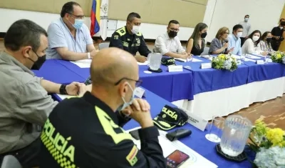 Reunión de la Procuraduría analizando ocupación ilegal de tierras en Atlántico.