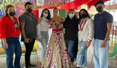 La Reina Valeria Charris y los estudiantes de la EDA.