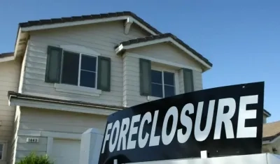 Casa con letrero de desalojo en Miami. 