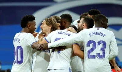 Jugadores del Real Madrid celebran tras uno de los goles. 