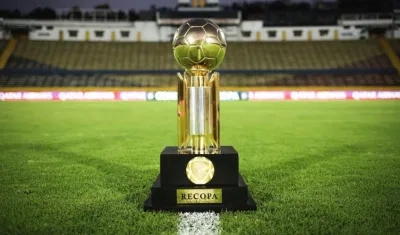 Trofeo de la Recopa Sudamericana. 
