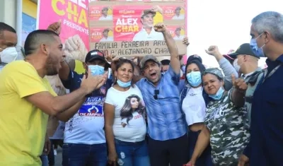 El precandidato presidencial Alex Char compartiendo con la gente del Magdalena.