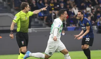 Giacomo Raspadori celebra un gol. 