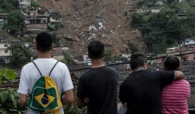 Varias personas observan la destrucción tras las fuertes lluvias del martes en el Morro de la Oficina, hoy, en la ciudad de Petrópolis, estado de Rio de Janeiro (Brasil). 