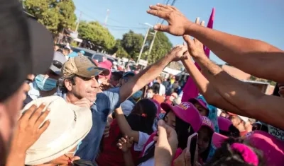 El precandidato presidencial Alex Char saludando a la gente del Magdalena.
