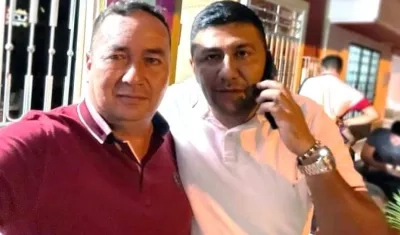 El liberado Guillermo Murcia con el Alcalde de Fortul, Javier Cabrera.