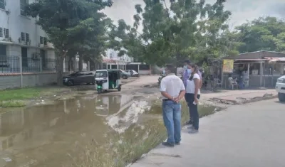 Visita de la Alcaldía a la obra y al contratista para ver la causa del estancamiento de aguas.