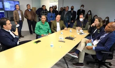 El Registrador Alexander Vega, reunido con observadores electorales.