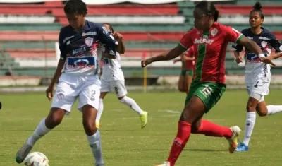 Melissa Morales del Junior lleva el balón ante la marca de una rival.