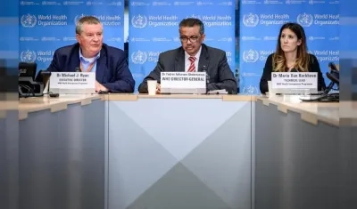 Directivos de la OMS, en una rueda de prensa.