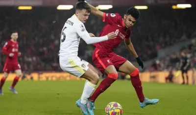 Luis Díaz enfrenta la marca de Jamie Shackleton.