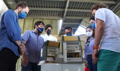 El Alcalde Jaime Pumarejo verificando lo existente en el Museo de Arte Moderno.