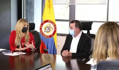 La Directora General IGAC, Ana María Aljure Reales y el Director del Sena, Carlos Mario Estrada Molina, durante la firma del convenio.