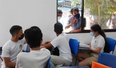 El alcalde Jaime Pumarejo saluda a los niños del colegio Alexander Von Humboldt. 