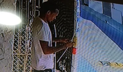 Manuel al quedar grabado en una cámara de seguridad comprando en horas de la mañana un zuncho similar al que tenía Rosa en su cuello. 