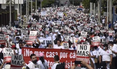 Imagen de la marcha de comerciantes contra la extorsión.
