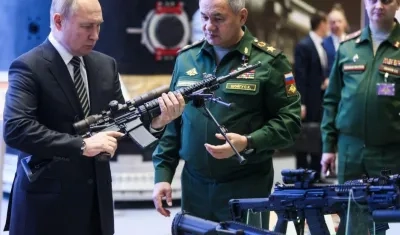 Vladimir Putin inspecciona algunas armas del ejército. 