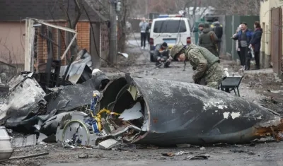 Imagen de un avión militar derribado en Kiev.