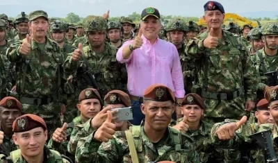 Presidente Duque con la fuerza pública.