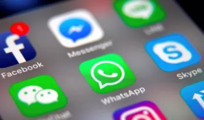 Logotipos de aplicaciones de telefonía en un móvil.