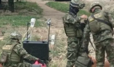 Peritos antiexplosivos del Ejército desactivan la carga.