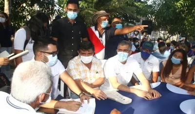 Funcionarios del Distrito presidiendo las mesas de trabajo.