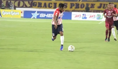 Luis 'Cariaco' González se dispone a rematar en una acción del partido.