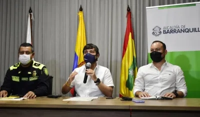 El comandante de la Mebar, brigadier Luis Carlos Hernández; el alcalde Jaime Pumarejo, y el jefe de la Oficina de Seguridad, Nelson Patrón.