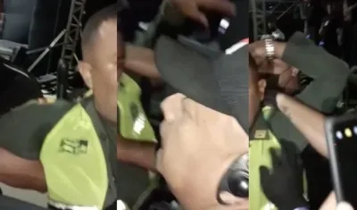 El patrullero tras ser retenido por el personal de logística del concierto. 