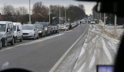 Cola de vehículos de ciudadanos ucranianos huyendo de la guerra de su país.
