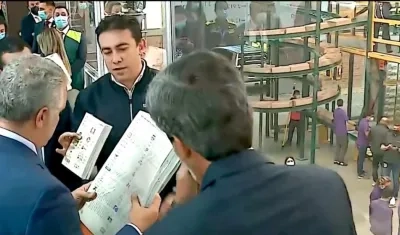 El Presidente y el Registrador, durante la supervisión a las bodegas electorales.