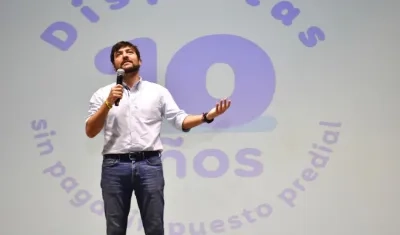 El Alcalde Jaime Pumarejo explicando los beneficios.