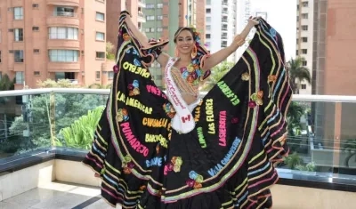 Paula Bernal con un diseño de Joseph Porras, en el que se mencionan los nombres de los barrios de Barranquilla.