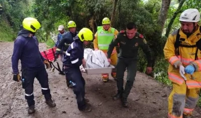 Rescate de una de las víctimas.
