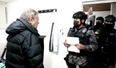 Personal del Inpec notificando el traslado de Carlos Mattos.