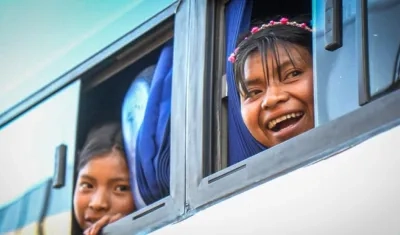 Niños embera emprenden el retorno.