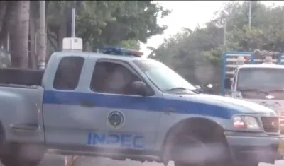 Vehículo del Inpec en el que se paseaba Carlos Mattos por las calles de Bogotá.