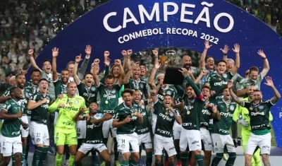 Jugadores del Palmeiras de Brasil celebran el título de la Recopa Sudamericana.