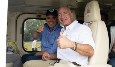 El Presidente Iván Duque y el multimillonario Jeff Bezos.
