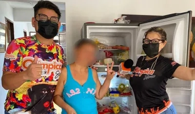 Los dos locutores atracados. 