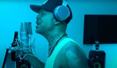 Residente en el video en el que rapea de J Balvin.