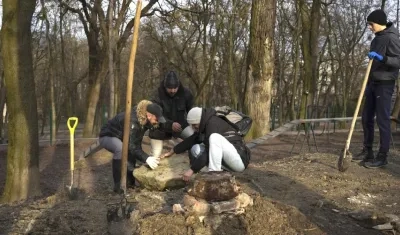 Ciudadanos ucranianos habilitando un refugio de la II guerra mundial.