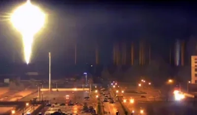 Imagen del ataque a la central nuclear ucraniana de Zaporiyia.