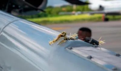 Impactos de bala disparadas contra el helicóptero presidencial.