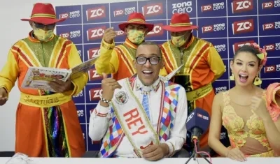 Los Reyes del Carnaval de Barranquilla 2022, Kevin Torres y Valeria Charris, son acompañados por Gaby y sus rezanderos durante su visita a Zona Cero.