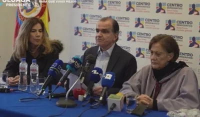 A la izquierda de Óscar Iván Zuluaga, Alicia Eugenia Silva.