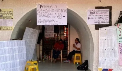 Luis Fernando Lara y su protesta en la Registraduría de Valledupar.