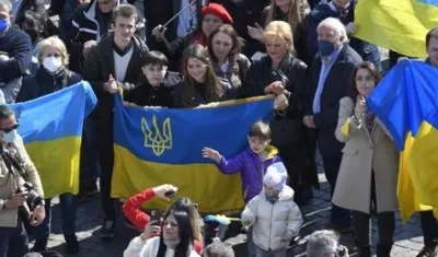 Decenas de banderas de Ucrania enarboladas en la Plaza de San Pedro por la paz.  