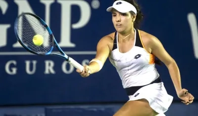 Camila Osorio en acción ante la canadiense Leylah Fernández.