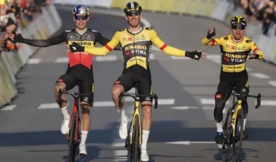 Christophe Laporte cruza la meta por delante de Primoz Roglic y Wout Van Aert. 